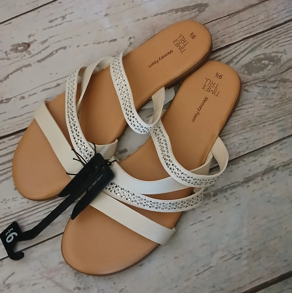 Time and Tru women's vinyl core strappy sandals with bling Bone size 9 1/2